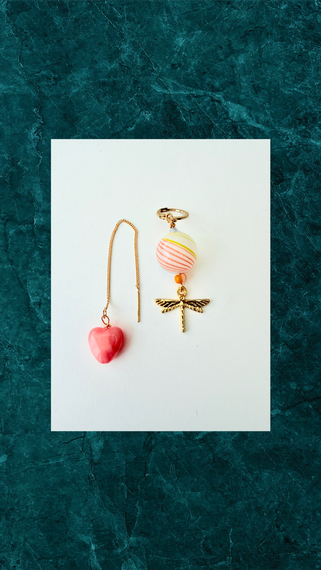 Forgyldte Øreringe med Hjerte og Guldsmed - Kærlighed i Bevægelse