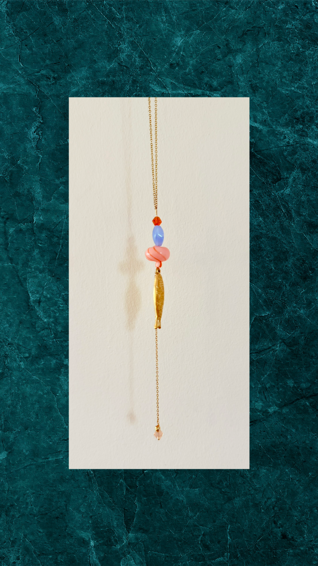 Forgyldt Y-halskæde med håndlavet glasperle og fisk