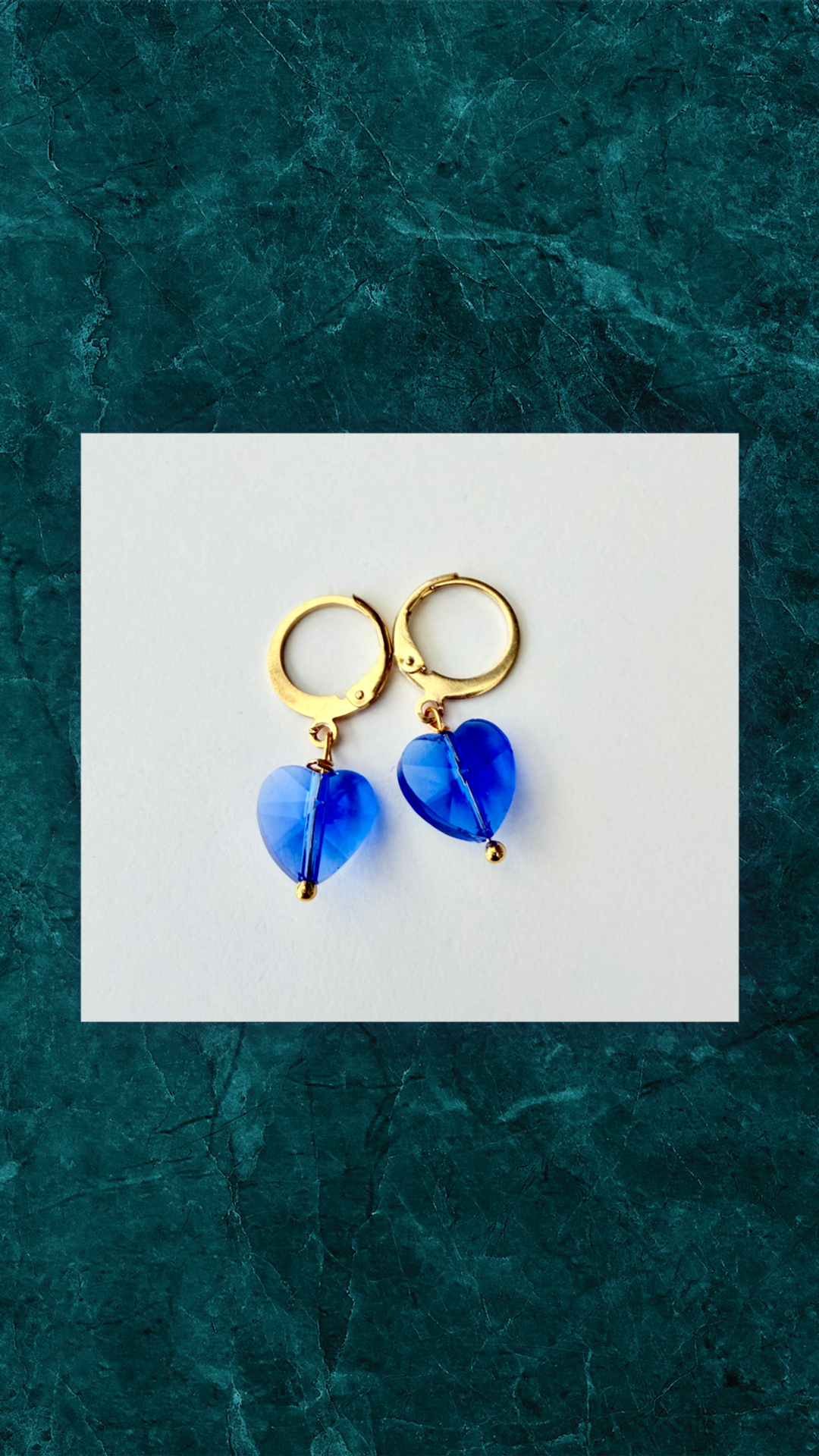 Øreringe med Blåt Glashjerte – Håndlavet Forgyldt Smykke