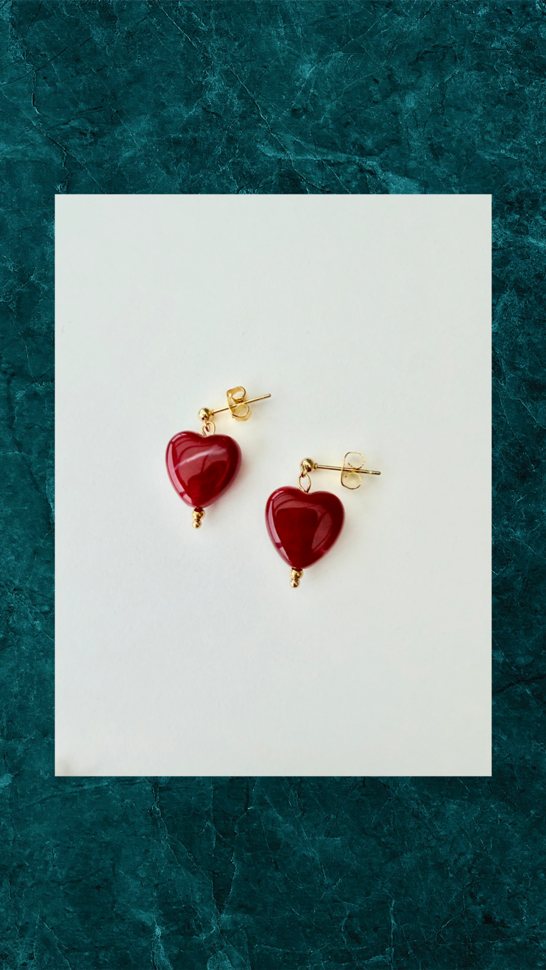 Forgyldte Ørestikker med Bordeaux Hjerte - Dyb Elegance