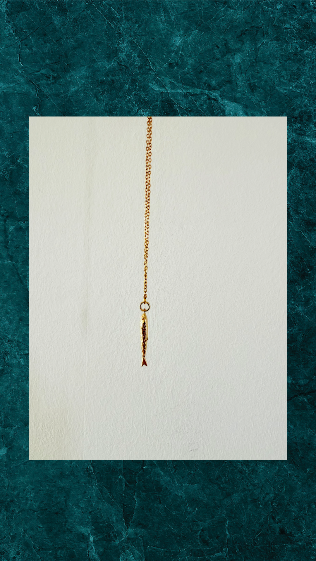 Lang Forgyldt Halskæde med Fisk 80 cm - Håndlavet smykke