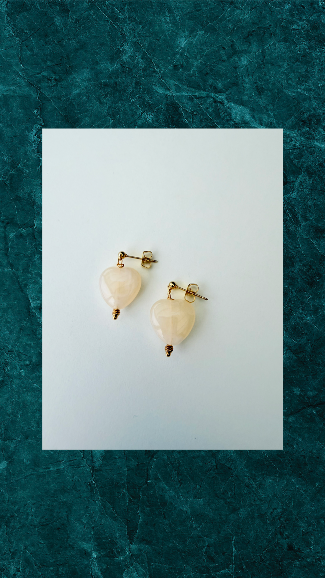 Forgyldte Ørestikker med Hvidt Hjerte - Ren Kærlighed
