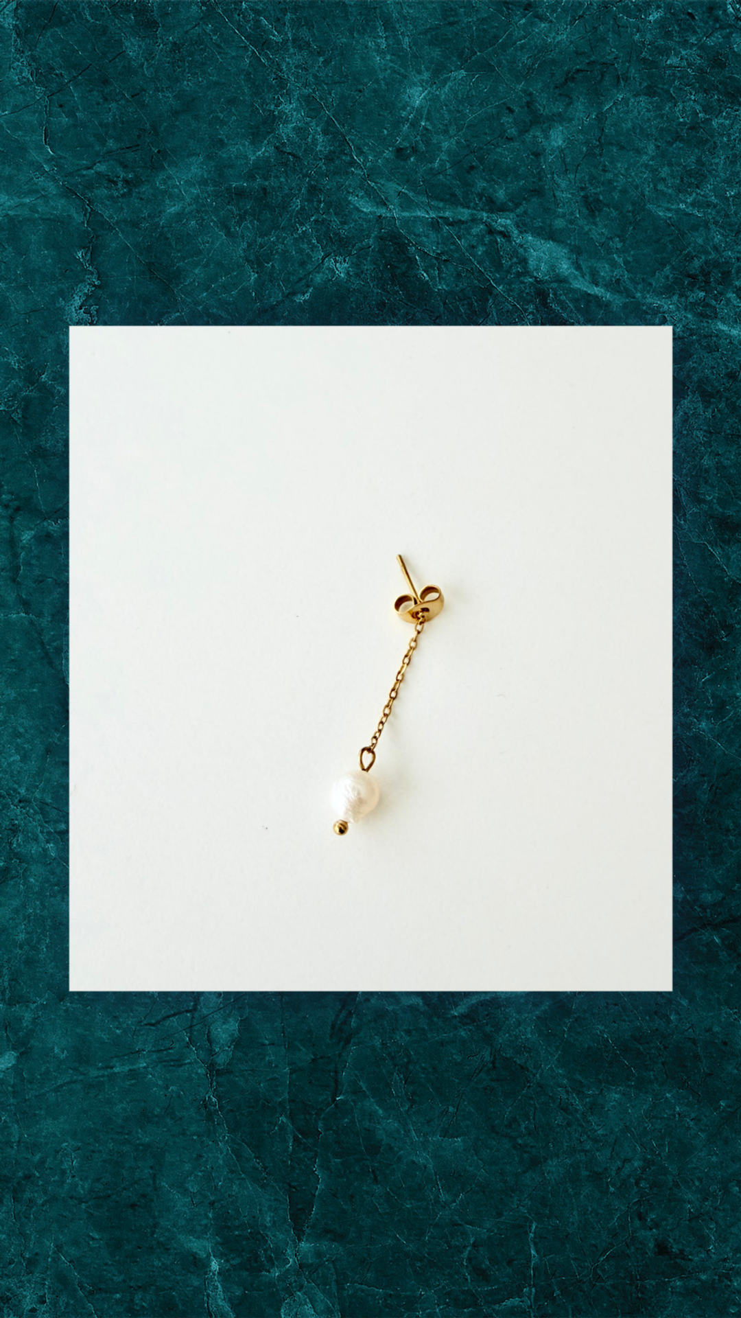 Forgyldt Ørering med Hvid Perle - Klassisk Renhed