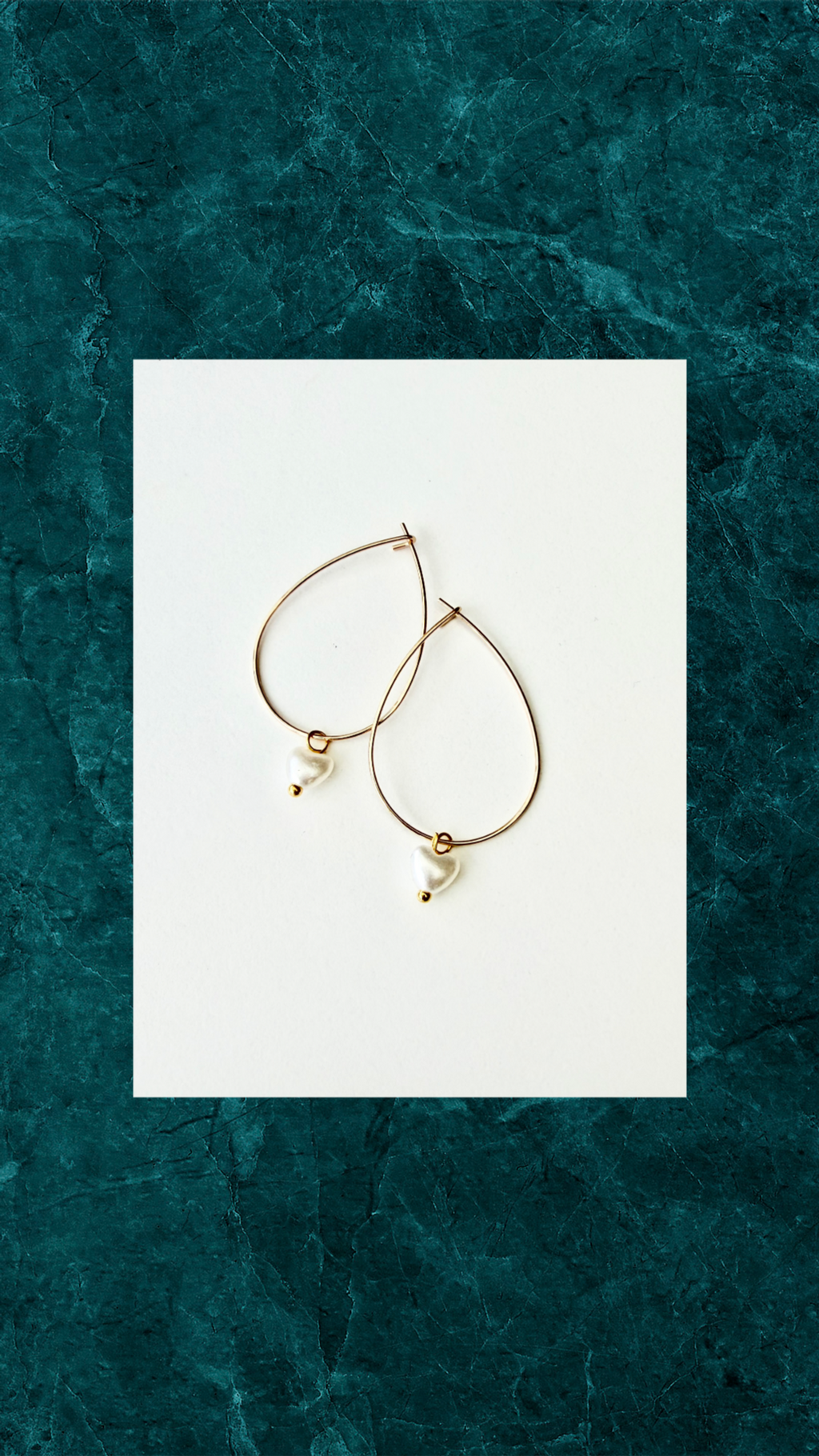 Hvide Hjerte Øreringe – Minimalistisk Forgyldt Design