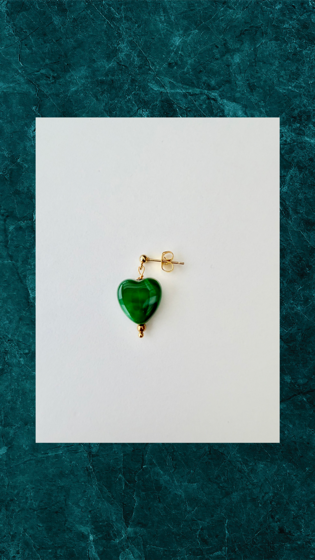 Forgyldt Ørestik med Grønt Hjerte - Håbets Farve