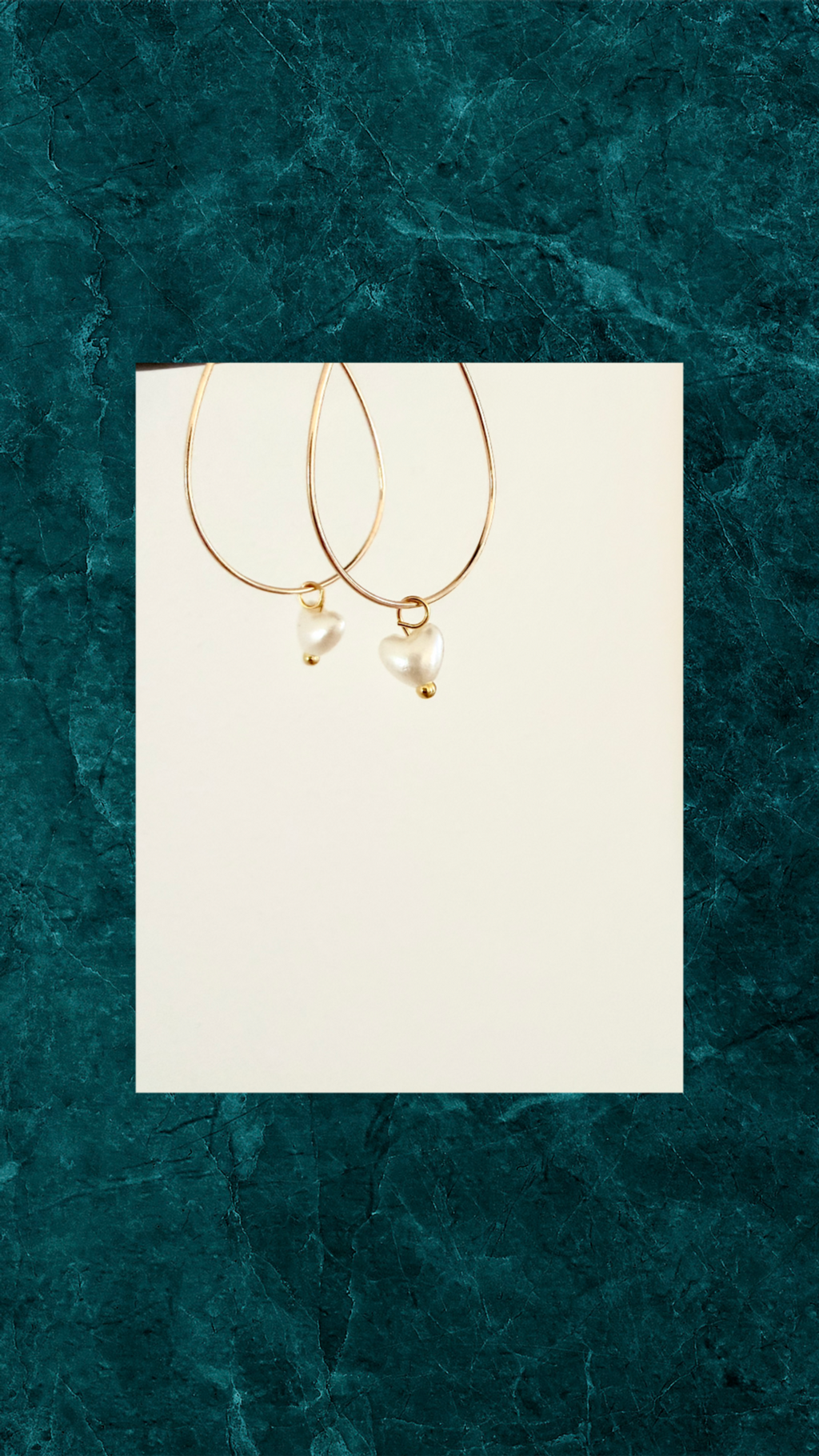 Hvide Hjerte Øreringe – Minimalistisk Forgyldt Design