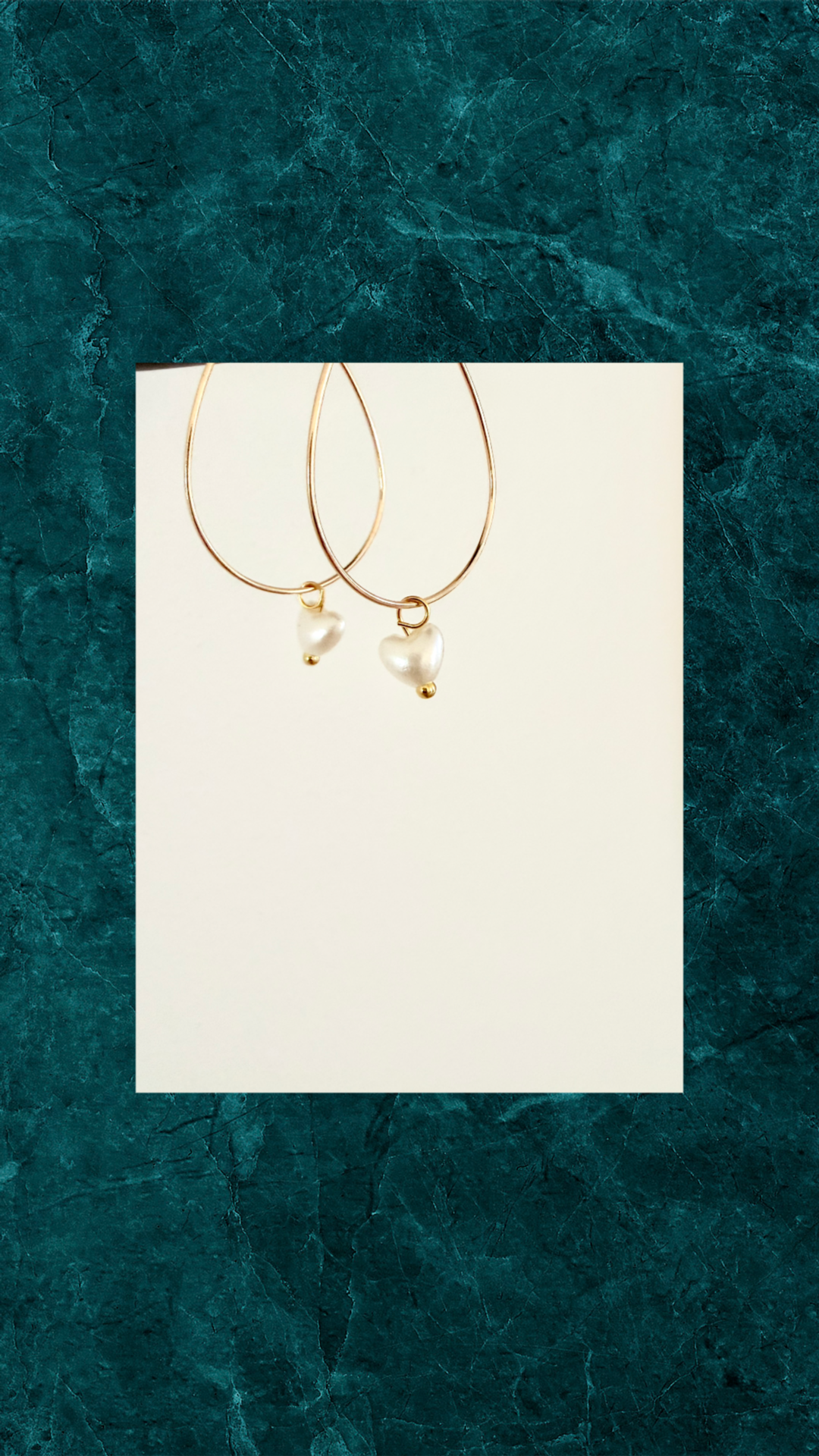 Hvide Hjerte Øreringe – Minimalistisk Forgyldt Design