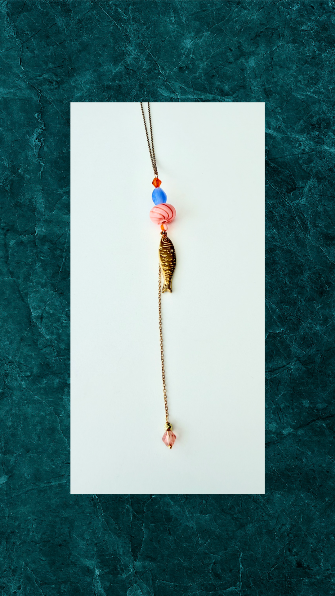 Forgyldt Y-halskæde med håndlavet glasperle og fisk