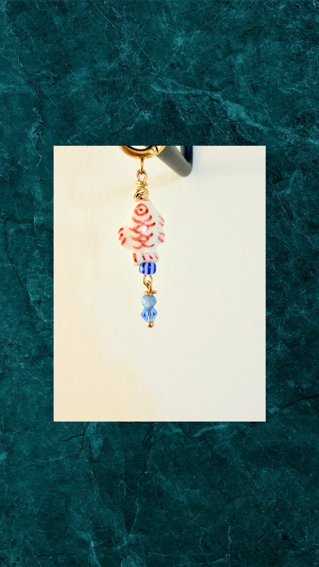 Forgyldt Ørering med Fisk - Maritim Charme