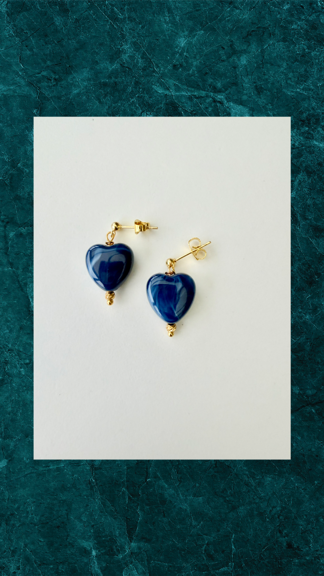 Forgyldte Ørestikker med Blåt Hjerte - Rolig Kærlighed