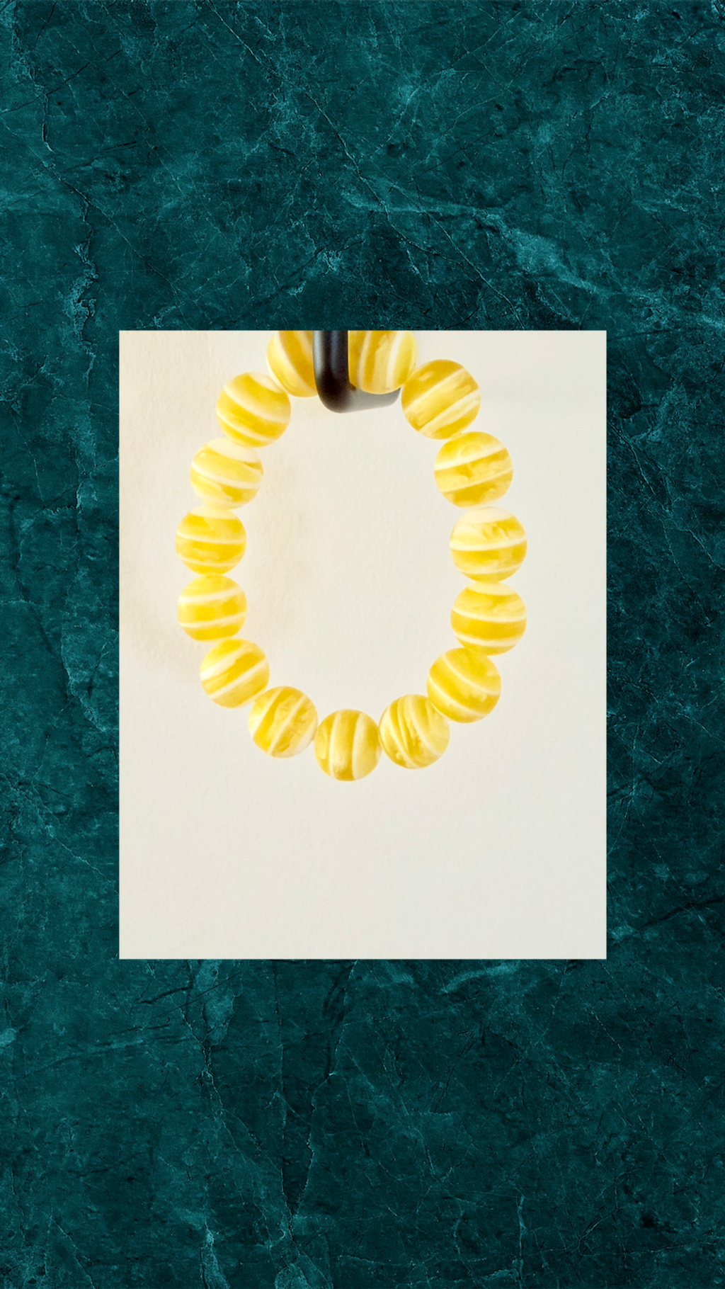 Gult Perlearmbånd med Hvide Striber – Håndlavet