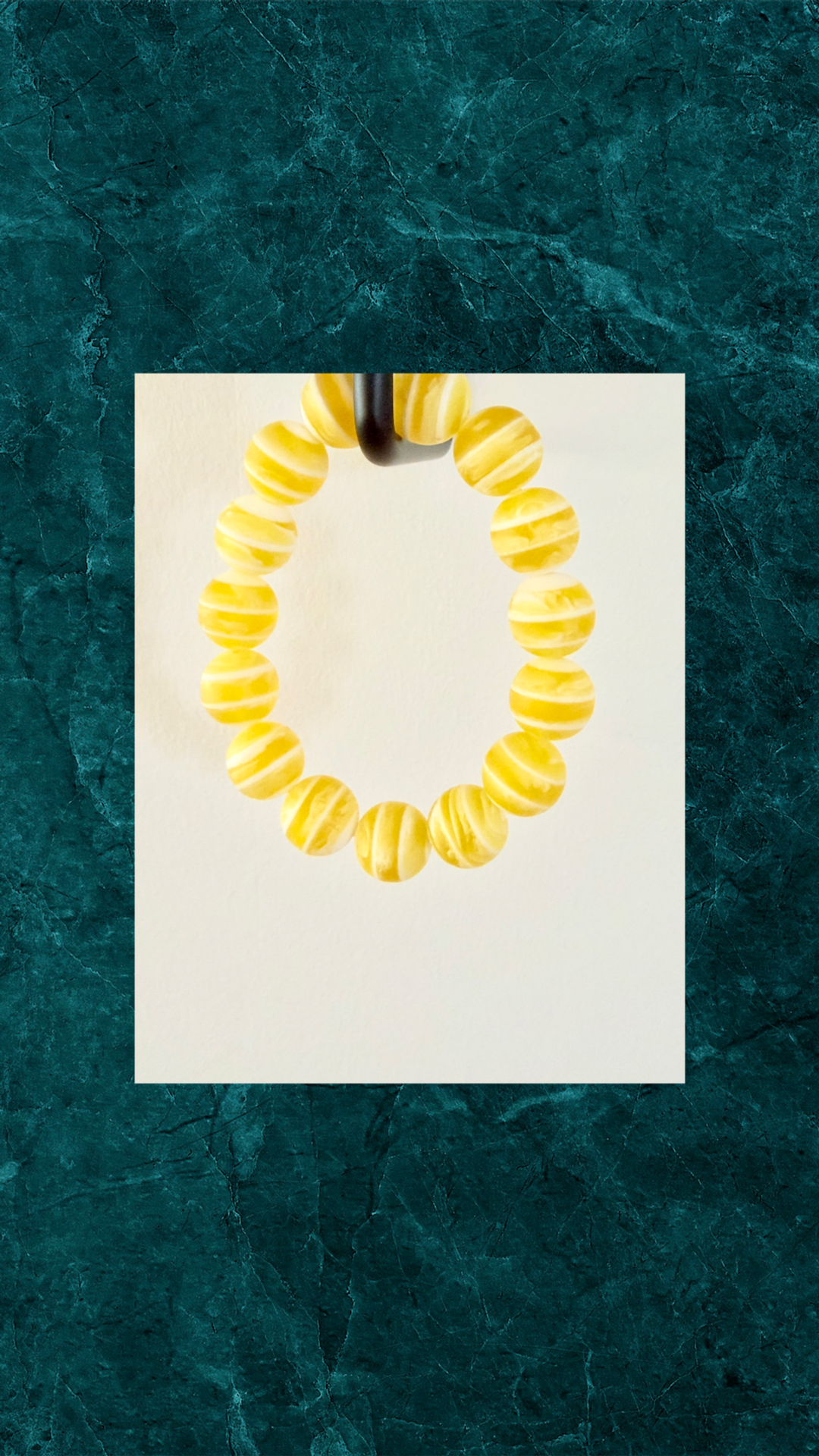 Gult Perlearmbånd med Hvide Striber – Håndlavet