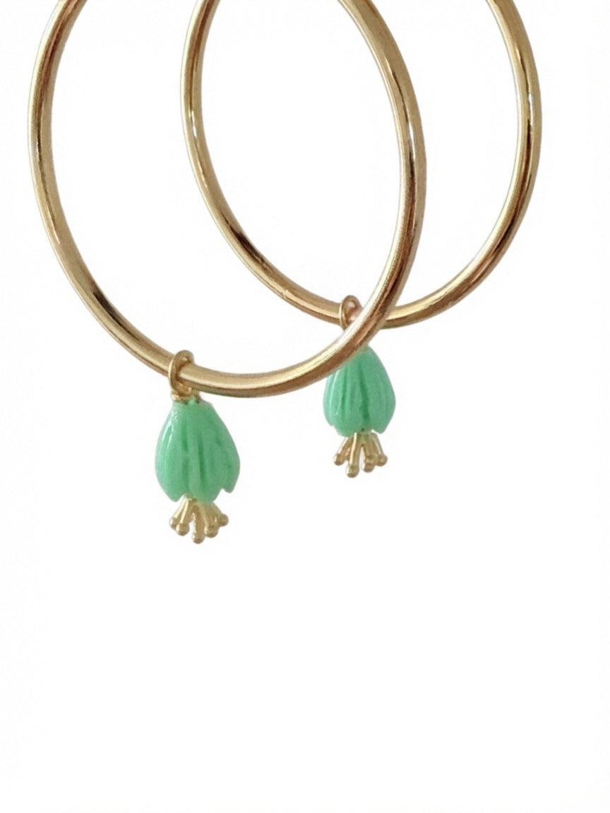 Håndlavede Forgyldte Hoops med Mintgrønne Tulipanperler – 40 mm