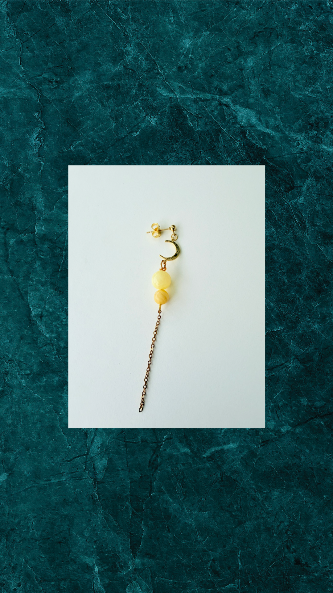 Forgyldt Ørering med Måne og Gule Perler – Enkelt