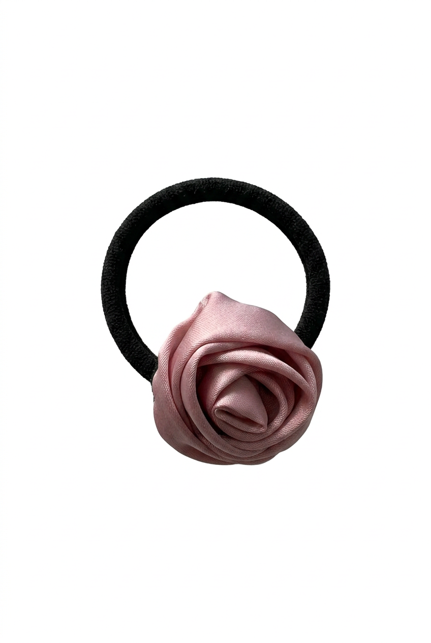 Hårelastik med rosa satinrose på hvid baggrund