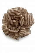 Beige og brun stribet hårklemme med stofblomst på hvid baggrund