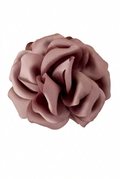 Rosa hårklemme med stofrose på helt hvid baggrund