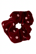 Bordeaux scrunchie med rosa prikker på helt hvid baggrund uden skygge