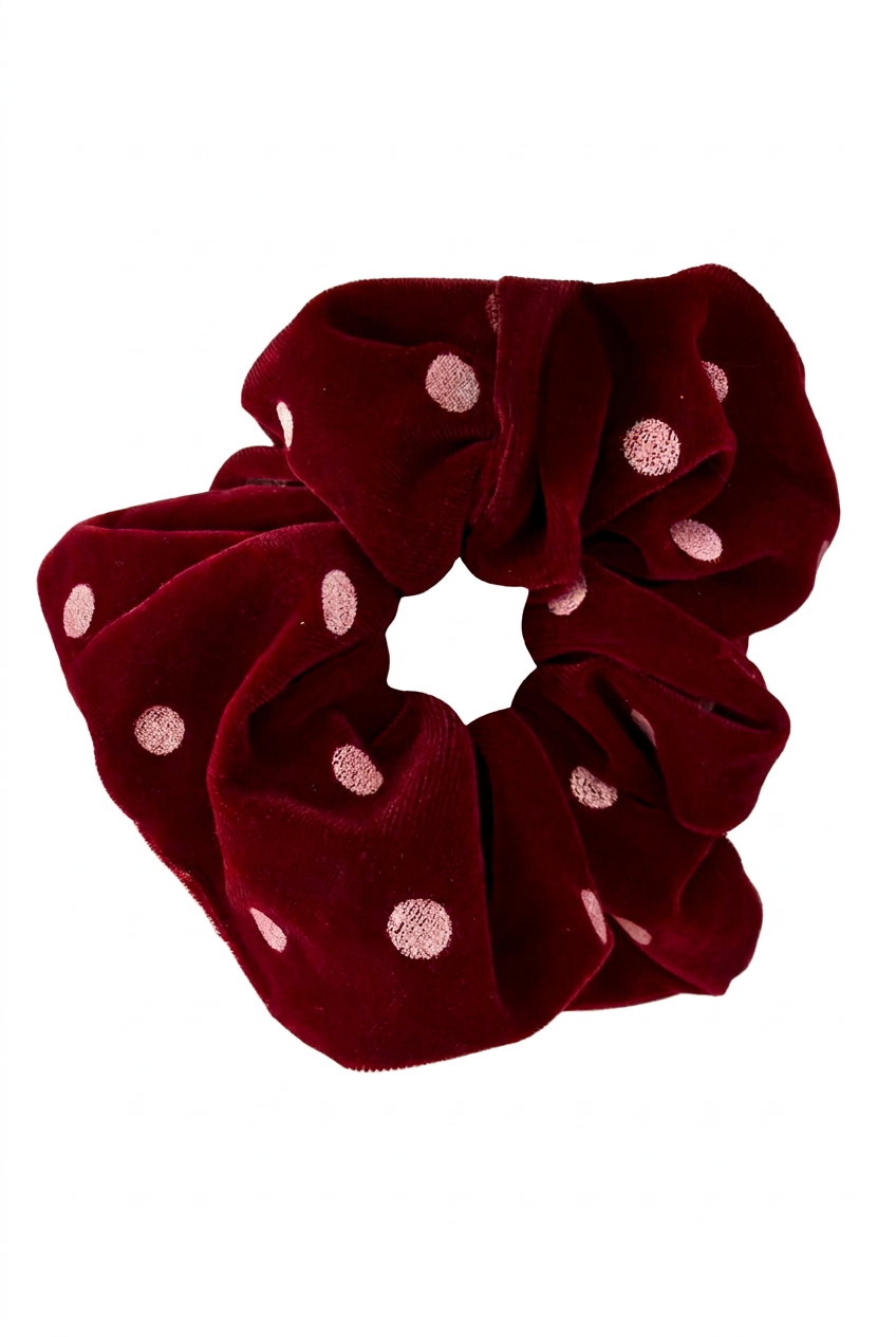 Bordeaux scrunchie med rosa prikker på helt hvid baggrund uden skygge