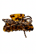 Hårklemme Leopard med sløjfe på hvid baggrund